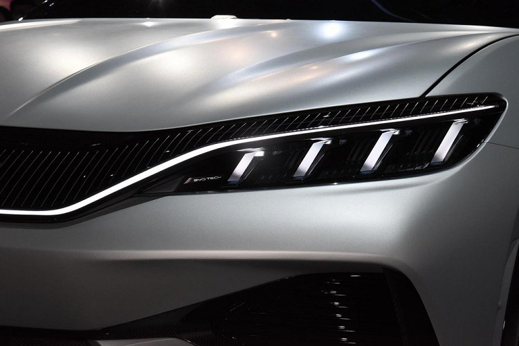 Tay nắm cửa nằm chìm vào thân xe. Camera kỹ thuật số thay cho gương chiếu hậu truyền thống ... và bộ vành hợp kim 21 inch với 5 chấu kép tạo hình ngôi sao.