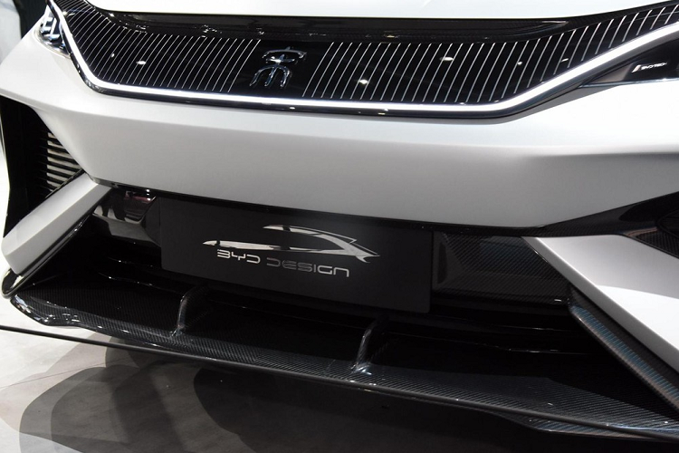 Theo BYD, Song L được phát triển dựa trên cơ sở gầm bệ e-platform 3.0 tương tự nhiều mẫu xe khác của hãng như Seal. Hiện hãng BYD chưa công bố nội thất và thông số kỹ thuật của mẫu ôtô điện này.