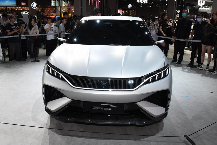 Trong khi đó, khu vực phía sau của mẫu xe này lại giống với Porsche Cayenne Coupe. Tại đây, mẫu ôtô Trung Quốc này cũng có dải đèn LED mỏng nằm vắt ngang đuôi xe. Chưa hết, mẫu xe điện BYD Song L còn được trang bị lưới tản nhiệt đóng kín, được bao quanh bằng dải đèn LED định vị ban ngày, và cụm đèn pha LED mượt mà.