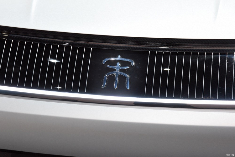 Được biết, Song L là một thành viên mới của dàn sản phẩm Dynasty, đặt tên theo triều đại nhà Tống cai trị Trung Quốc từ năm 960 đến năm 1279.