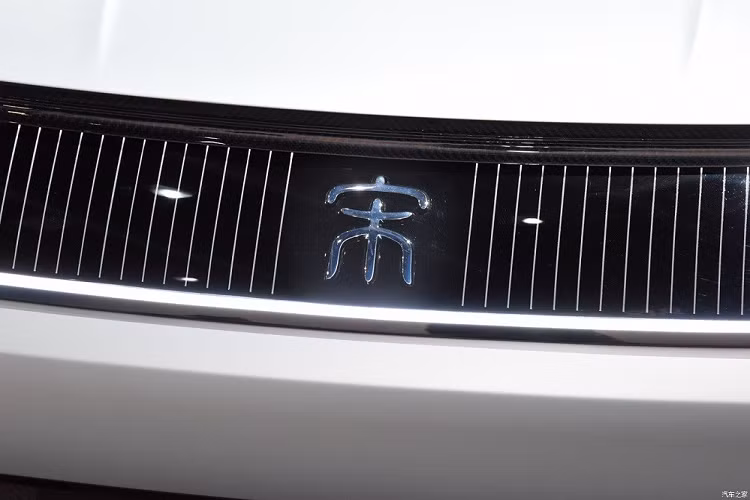 Được biết, Song L là một thành viên mới của dàn sản phẩm Dynasty, đặt tên theo triều đại nhà Tống cai trị Trung Quốc từ năm 960 đến năm 1279.