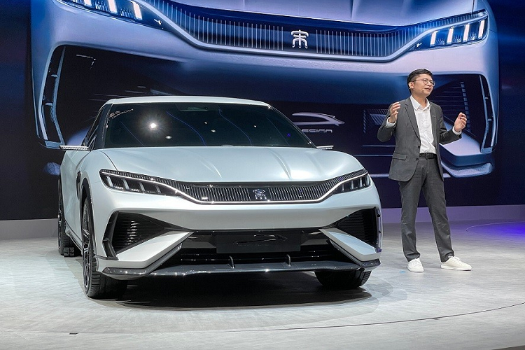 Trong năm 2022, BYD đã vươn lên trở thành hãng xe điện lớn thứ hai thế giới, chỉ đứng sau Tesla. Do đó, không có gì ngạc nhiên khi BYD muốn mở rộng danh mục sản phẩm của mình bằng những mẫu xe điện mới. Trong triển lãm Ô tô Thượng Hải 2023 hiện đang diễn ra tại Trung Quốc, hãng đã vén màn mẫu xe điện BYD Song L 2023 mới.