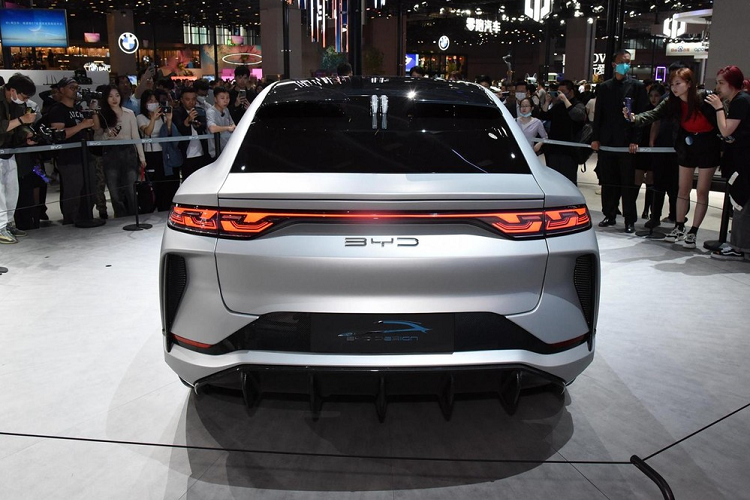 Bên dưới cản trước còn có cánh lướt gió với vân carbon nhằm tạo cảm giác thể thao cho xe. Khu vực phía sau của BYD Song L thậm chí còn thể thao hơn nhờ đường vai xe nổi bật... Cánh gió đuôi chia đôi với cặp đèn phanh ở giữa