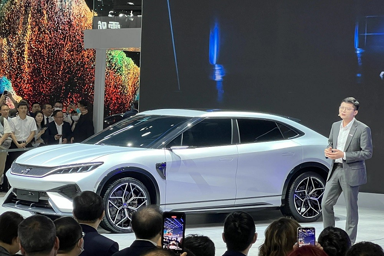 Dự kiến có mặt trên thị trường Trung Quốc vào quý IV năm nay, BYD Song L mang trên mình thiết kế crossover lai coupe phong cách và thời trang. Trên thực tế, ngoại hình của mẫu xe Trung Quốc này được nhận xét là như lai giữa Kia EV6 và Porsche Cayenne Coupe. Cụ thể, cột A của BYD Song L gợi liên tưởng đến mẫu xe Hàn Quốc Kia EV6.