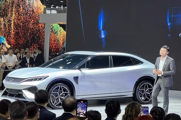 Dự kiến có mặt trên thị trường Trung Quốc vào quý IV năm nay, BYD Song L mang trên mình thiết kế crossover lai coupe phong cách và thời trang. Trên thực tế, ngoại hình của mẫu xe Trung Quốc này được nhận xét là như lai giữa Kia EV6 và Porsche Cayenne Coupe. Cụ thể, cột A của BYD Song L gợi liên tưởng đến mẫu xe Hàn Quốc Kia EV6.