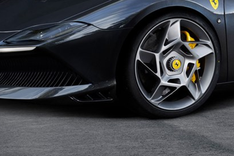 Những bánh xe kiểu dáng 5 chấu này là độc quyền trên chiếc xe đặc biệt này. Mang đến nét hiện đại cho bộ vành cổ điển được sử dụng trên Ferrari Sports Prototypes cũng như chiếc F40 huyền thoại.Bên trong xe, một sửa đổi quan trọng đã được thực hiện đối với bảng điều khiển trung tâm để chứa các lệnh hộp số F1 vốn đã có trên dòng xe Ferrari kể từ khi SF90 Stradale ra mắt.