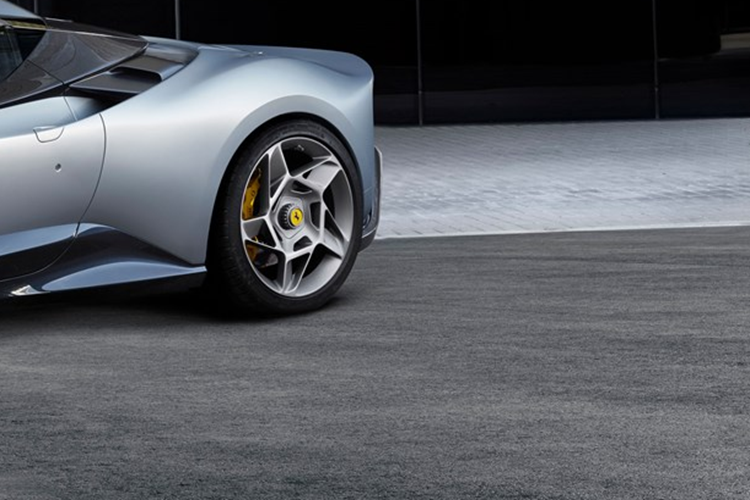 Góc xoay của các chi tiết này được tối ưu hóa nhờ sự hợp tác chặt chẽ giữa Trung tâm tạo kiểu Ferrari và nhóm khí động học đã dành nhiều tháng để mài giũa chiếc xe bằng cách sử dụng CFD. SP-8 thiết kế lại đèn pha với thấu kính đặc biệt. Còn đèn hậu thừa hưởng từ Roma và kính chắn gió, ống xả lấy từ 296 GTB cùng với bộ mâm đặc biệt với màu xám mờ Matte Grigio NART.