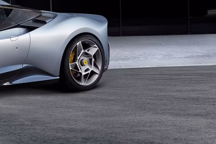 Góc xoay của các chi tiết này được tối ưu hóa nhờ sự hợp tác chặt chẽ giữa Trung tâm tạo kiểu Ferrari và nhóm khí động học đã dành nhiều tháng để mài giũa chiếc xe bằng cách sử dụng CFD. SP-8 thiết kế lại đèn pha với thấu kính đặc biệt. Còn đèn hậu thừa hưởng từ Roma và kính chắn gió, ống xả lấy từ 296 GTB cùng với bộ mâm đặc biệt với màu xám mờ Matte Grigio NART.