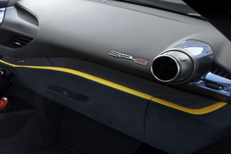 Nổi bật ở phần đầu xe là lưới tản nhiệt bằng nhôm đúc có chiều rộng tối đa ấn tượng được làm từ một khuôn in 3D duy nhất. Lưới tản nhiệt có cùng hoạ tiết dạng sọc kiểu dáng thẳng đứng, dần mở rộng về phía hai bên để truyền luồng không khí tốt hơn đến bộ tản nhiệt phía trước.