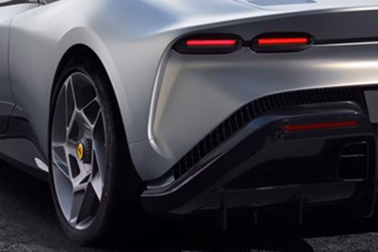 Điều này có nghĩa là phải sửa đổi cổng chuyển số mang tính biểu tượng hiện nay cho ứng dụng cụ thể này. Nội thất được hoàn thiện với ghế ngồi bằng Alcantara màu xanh hải quân được khắc laser kết hợp với vải sợi dệt đặc biệt hiệu ứng chuyển màu và thảm bằng vải chéo đặc biệt có hiệu ứng ánh kim.