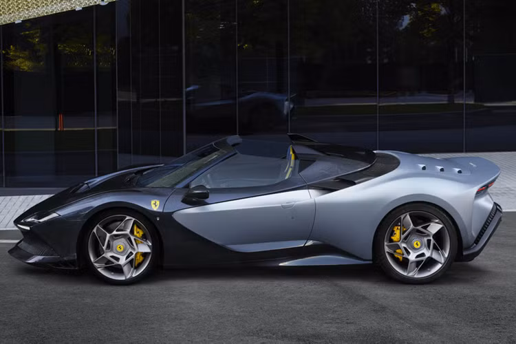 Điểm độc đáo nhất của siêu xe Ferrari SP-8 là nó không có mui, hoàn hảo đối với mẫu roadster hai chỗ. Nhấn mạnh đặc tính thể thao cũng như trải nghiệm lái xe và sự phấn khích mà nó mang lại.