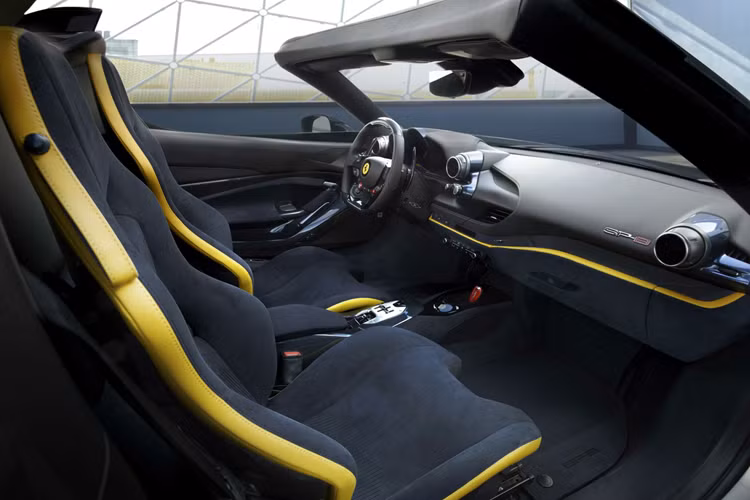 Mặc dù chúng tôi nghi ngờ rằng nó sẽ tồn tại ngoài việc trưng bày tĩnh, Ferrari cho biết rằng chiếc xe cũng đã được kiểm tra trên đường đua để đảm bảo tiếng ồn gió không quá lớn, ngay cả khi lái xe mạnh. Tuy nhiên, trọng tâm của chiếc xe này là vẻ ngoài, vì vậy hãy nói về điều đó.