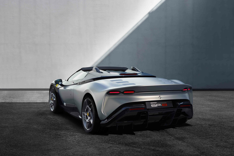 Chiếc xe được chấp bút bởi Flavio Manzoni, trưởng trung tâm thiết kế Ferrari Styling Centre. Chủ đề kiểu dáng của xe xoay quanh cách mà khối lượng kết hợp với nhau. Mặt trước bằng sợi carbon kết hợp phần đuôi được sơn tại hiệu ứng hai tông màu tương phản về màu sắc và chất liệu.