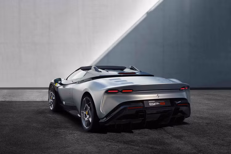 Chiếc xe được chấp bút bởi Flavio Manzoni, trưởng trung tâm thiết kế Ferrari Styling Centre. Chủ đề kiểu dáng của xe xoay quanh cách mà khối lượng kết hợp với nhau. Mặt trước bằng sợi carbon kết hợp phần đuôi được sơn tại hiệu ứng hai tông màu tương phản về màu sắc và chất liệu.