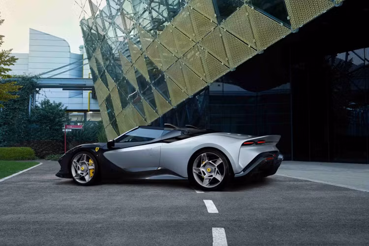 Việc loại bỏ phần mui cứng cho phép các nhà thiết kế hoàn thiện hơn phần đuôi, tạo cho nên hình dáng căng tròn hơn. Phần nắp cốp hành lý được chia làm hai phần, tách nhau bởi thanh ngang màu đen. Bên trên được bố trí các khe hút gió cùng các cửa hút gió bên hông với các ống dẫn riêng biệt cho bộ làm mát khí nạp và động cơ.