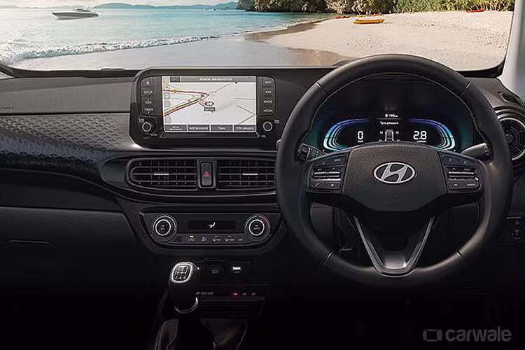 Khu vực táp lô và vô lăng của Hyundai Exter được đánh giá là khá tương đồng với Grand i10 Nios ngoại trừ một số điểm nhấn riêng. Chiếc SUV được trang bị cụm đồng hồ kỹ thuật số toàn diện (xoay quanh màn TFT 4,2 inch), màn cảm ứng 8 inch, vô lăng ba chấu tích hợp các phím chức năng, cửa gió điều hòa cho hàng ghế phía sau, tính năng khởi động bằng nút bấm, camera hành trình và nhiều tính năng khác. 