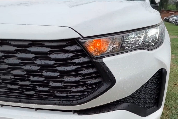 Ở chính giữa đầu xe là lưới tản nhiệt màu đen bóng. Bên dưới còn có 2 khe gió hình tứ giác nối liền với nhau và hốc gió trung tâm hình chữ nhật. Là bản tiêu chuẩn nên Toyota Innova Hycross G 2023 không có dải đèn LED định vị ban ngày tích hợp vào khe gió. Tiếp đến là gương chiếu hậu chỉnh điện và tích hợp đèn báo rẽ.