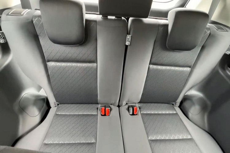 Không có gì ngạc nhiên khi trang bị an toàn của Toyota Innova Hycross G 2023 khá nghèo nàn với 2 túi khí trước, hệ thống cân bằng điện tử, hỗ trợ khởi hành ngang dốc, hệ thống chống bó cứng phanh ABS, phân phối lực phanh điện tử EBD, cảm biến đỗ xe trước/sau và móc ghế trẻ em.