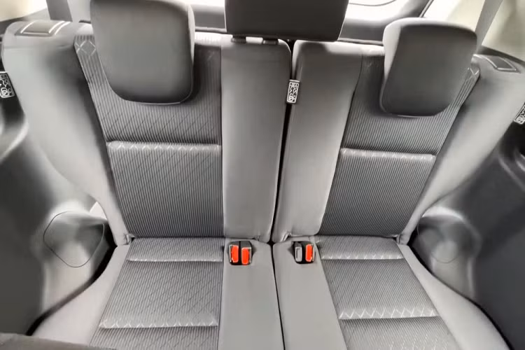 Không có gì ngạc nhiên khi trang bị an toàn của Toyota Innova Hycross G 2023 khá nghèo nàn với 2 túi khí trước, hệ thống cân bằng điện tử, hỗ trợ khởi hành ngang dốc, hệ thống chống bó cứng phanh ABS, phân phối lực phanh điện tử EBD, cảm biến đỗ xe trước/sau và móc ghế trẻ em.