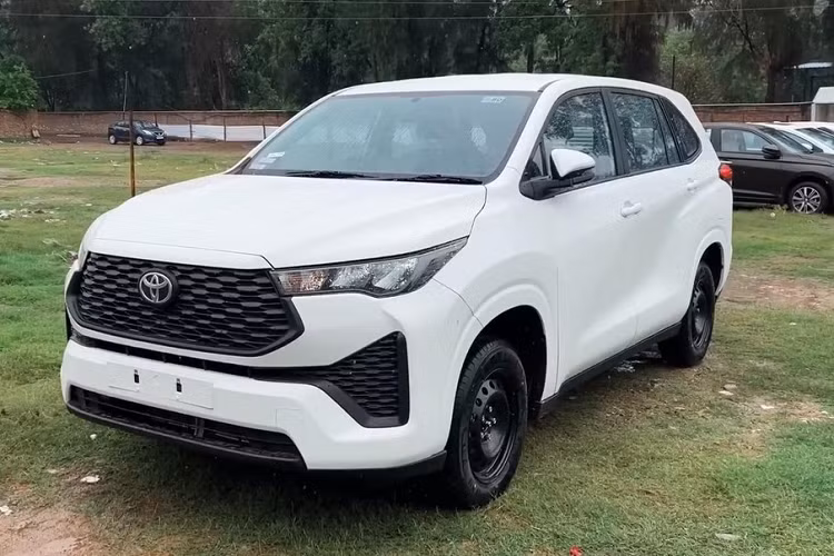  Toyota Innova thế hệ mới đã chính thức trình làng tại thị trường Ấn Độ vào hồi tháng 11 năm ngoái dưới cái tên riêng là Innova Hycross và được chia thành 8 bản trang bị. Tuy nhiên, trong thời gian qua, hãng Toyota chủ yếu tập trung vào việc giao các bản cao cấp của Innova Hycross mới cho khách hàng Ấn Độ. Mãi đến gần đây, bản G tiêu chuẩn của xe mới có mặt tại đại lý để chuẩn bị giao cho khách. Đây là bản trang bị chủ yếu phục vụ những người mua xe để chạy taxi tại Ấn Độ.