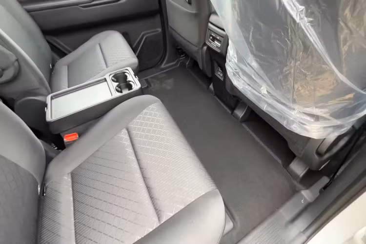 Phiên bản taxi của mẫu MPV này không có camera lùi hay công nghệ an toàn chủ động Toyota Safety Sense nhưng vẫn được trang bị phanh tay điện tử, tính năng tự động giữ phanh tạm thời và phanh đĩa trên cả 4 bánh.