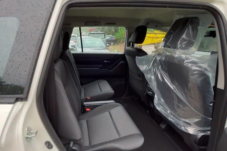 Ngoài ra, xe còn có 4 cổng USB Type C, hệ thống âm thanh 4 loa, điều hòa chỉnh tay, cửa gió điều hòa chỉnh tay ở hàng ghế sau, cửa sổ chỉnh điện trước/sau và khởi động bằng nút bấm. Tuy nhiên, Toyota Innova Hycross G 2023 không có chìa khóa thông minh, hệ thống kiểm soát hành trình Cruise Control hay gương trang điểm ở tấm chắn nắng.