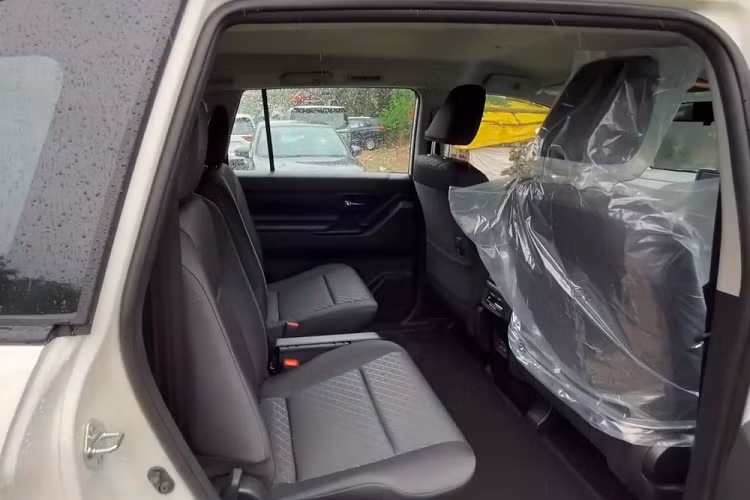 Ngoài ra, xe còn có 4 cổng USB Type C, hệ thống âm thanh 4 loa, điều hòa chỉnh tay, cửa gió điều hòa chỉnh tay ở hàng ghế sau, cửa sổ chỉnh điện trước/sau và khởi động bằng nút bấm. Tuy nhiên, Toyota Innova Hycross G 2023 không có chìa khóa thông minh, hệ thống kiểm soát hành trình Cruise Control hay gương trang điểm ở tấm chắn nắng.