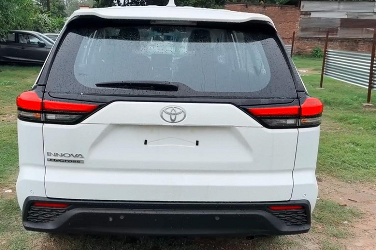 Theo một số nguồn tin, Toyota Innova thế hệ mới sẽ chính thức ra mắt Việt Nam vào giữa năm nay dưới dạng xe nhập khẩu nguyên chiếc từ Indonesia. Tin đồn cho biết, Toyota Innova 2023 tại Việt Nam sẽ có cả phiên bản hybrid mới. Hiện nhân viên tư vấn bán hàng tại đại lý ở Việt Nam cũng đã nhận cọc cho mẫu MPV này.