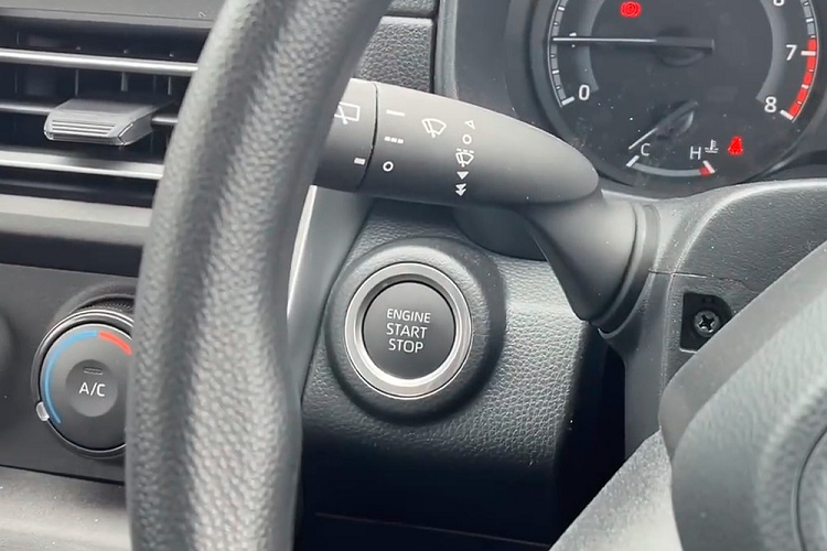 Tương tự ngoại thất, nội thất của Toyota Innova Hycross G 2023 tại Ấn Độ cũng khá "đơn sơ". Bản tiêu chuẩn này được trang bị nội thất 3 hàng ghế với 7 chỗ hoặc 8 chỗ ngồi. Ghế của xe được bọc nỉ màu đen với hàng ghế thứ hai gập 60:40... Toyota Innova Hycross 2023 bản G 7 chỗ sẽ có thêm bệ tì tay ở giữa, tích hợp 2 hộc đựng cốc dành cho hàng ghế thứ hai.