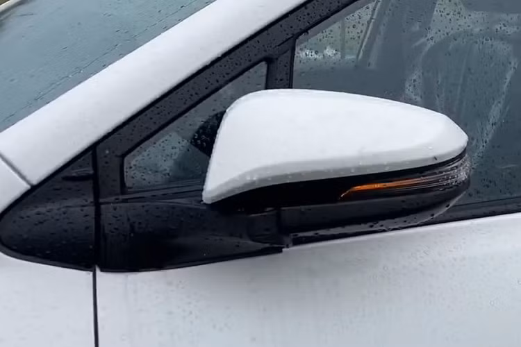 Động cơ đi với hộp số biến thiên vô cấp CVT và hệ dẫn động cầu trước. Lượng xăng tiêu thụ trung bình của xe là 16,13 km/lít (6,19 lít/100 km). Vì là phiên bản taxi nên Toyota Innova Hycross G 2023 chỉ có thể chạy ở vận tốc tối đa 80 km/h. Xe taxi tại Ấn Độ sẽ được lắp thiết bị giám sát tốc độ để đảm bảo không vượt quá mốc này.