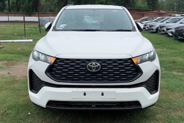 Ốp gương chiếu hậu, tay nắm cửa và anten vây cá trên nóc đều được sơn cùng màu với thân xe. Bản taxi của mẫu MPV này không có đường chân kính mạ crôm như các bản cao cấp hơn. Thêm vào đó là đèn hậu LED kết hợp, cánh gió mui tích hợp đèn phanh trên cao và 2 đèn phản quang nằm trong hốc gió giả trên cản sau.