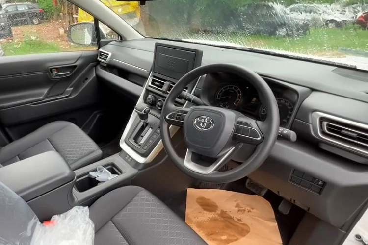 "Đập vào mắt" là sự trống trải trên mặt táp-lô khi xe không hề có màn hình giải trí. Ở các bản cao cấp hơn, mẫu MPV này sẽ dùng màn hình cảm ứng trung tâm 8 inch hoặc 10,1 inch. Bên cạnh đó là vô lăng chỉnh 4 hướng, tích hợp nút chỉnh màn hình đa thông tin MID trong bảng đồng hồ.