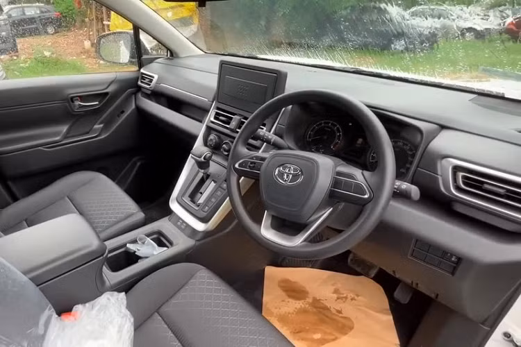 "Đập vào mắt" là sự trống trải trên mặt táp-lô khi xe không hề có màn hình giải trí. Ở các bản cao cấp hơn, mẫu MPV này sẽ dùng màn hình cảm ứng trung tâm 8 inch hoặc 10,1 inch. Bên cạnh đó là vô lăng chỉnh 4 hướng, tích hợp nút chỉnh màn hình đa thông tin MID trong bảng đồng hồ.