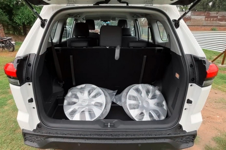 Bên ngoài, Toyota Innova Hycross G 2023 khiến người ta ngay lập tức biết đây là phiên bản giá rẻ khi chỉ được trang bị vành thép với đường kính 16 inch, đi kèm lốp 205/65 R16 trông khá nhỏ và mỏng. Nếu muốn trang bị ốp mâm cho xe, khách hàng Ấn Độ phải trả thêm tiền. Ở khu vực đầu xe, Toyota Innova Hycross 2023 bản tiêu chuẩn vẫn có đèn pha LED tự động bật/tắt và đèn sương mù trước dạng Halogen.