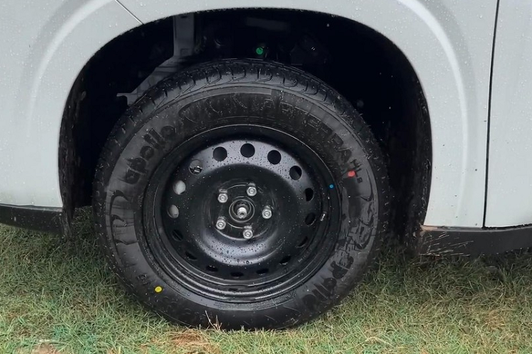 Trước đây, hãng Toyota thường khá chú trọng đến việc thiết kế làm sao để bản tiêu chuẩn trông không quá rẻ tiền và không khác biệt "một trời một vực" so với các bản cao cấp, đặc biệt là ở ngoại thất. Có thể thấy rõ điều này qua trường hợp của Toyota Innova thế hệ cũ ở Ấn Độ với bản tiêu chuẩn vẫn được trang bị vành hợp kim. Tuy nhiên, với Toyota Innova Hycross 2023 bản G, hãng đã không còn giữ truyền thống này.