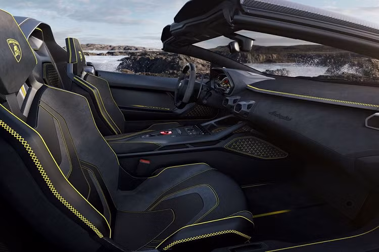 "Động cơ V12 của Lamborghini là một trong những cột mốc lịch sử và thành công của thương hiệu", Stephan Winkelmann - Chủ tịch và Giám đốc điều hành Automobili Lamborghini nói.