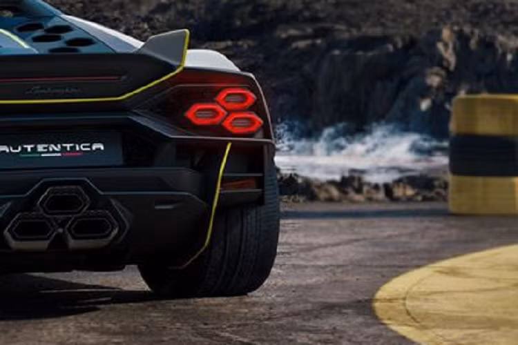 "Chúng tôi đã tạo ra hai chiếc xe với đặc tính độc đáo riêng, lấy cảm hứng từ những buổi chạy track với cường độ cao", nhà thiết kế trưởng của Lamborghini - Mitja Borkert nói.