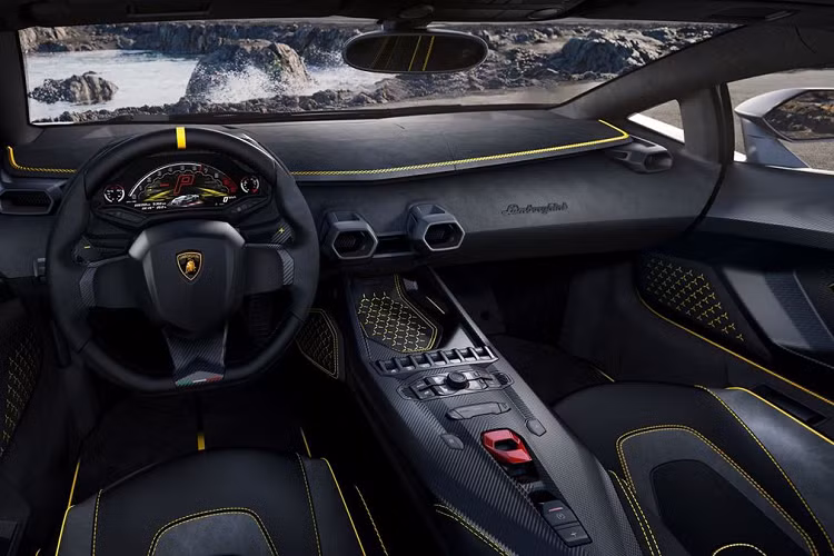 "Cả hai mẫu xe được thiết kế bởi Lamborghini Centro Stile, phát huy sự sáng tạo tối đa trên nền tảng V12. Những thiết kế này một lần nữa dựa trên DNA thiết kế độc đáo nâng di sản thiết kế lên một tầm cao mới."