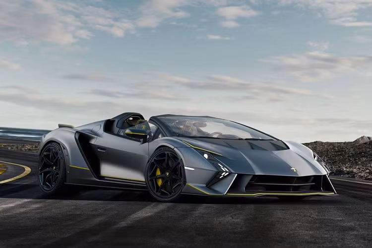 Chất liệu kết hợp da Rosso Alala tương phản với bọc Nero Cosmus Alcantara cùng các bệ và khung cửa được hoàn thiện bằng carbon, trong khi cùm phanh được sơn đỏ Rosso Mars.