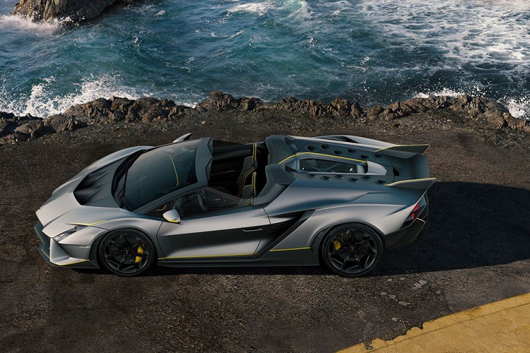 Invencible và Autentica được Lamborghini Centro Stile thiết kế dựa trên mẫu Lamborghini Aventador và một số đặc điểm tốt nhất của Lamborghini nhiều năm qua: Sesto Elemento, Reventon, Veneno và một vài chi tiết giống Essenza SCV12.