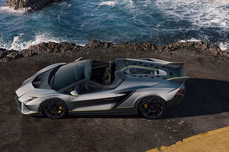 Invencible và Autentica được Lamborghini Centro Stile thiết kế dựa trên mẫu Lamborghini Aventador và một số đặc điểm tốt nhất của Lamborghini nhiều năm qua: Sesto Elemento, Reventon, Veneno và một vài chi tiết giống Essenza SCV12.