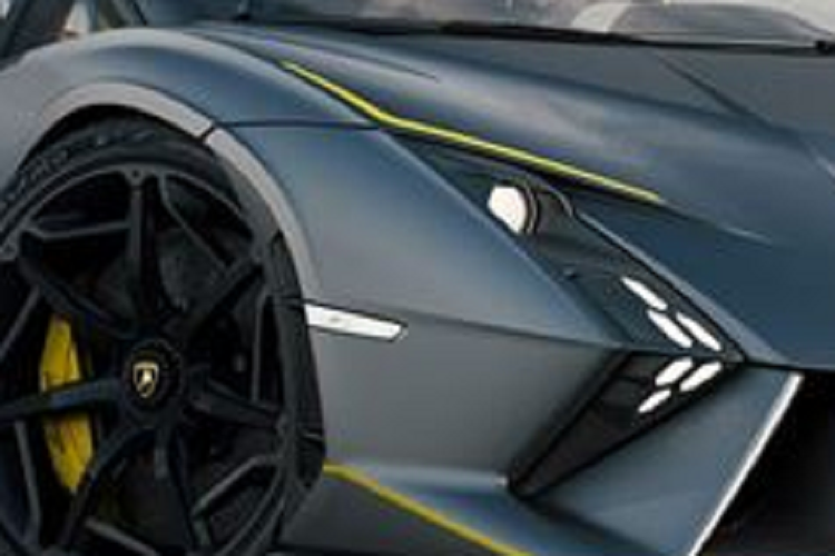 Vô-lăng carbon với 3 chấu, phần cạnh dưới có logo 3 màu đặc trưng. Chiếc roadster Autentica mui trần mang màu sắc tinh tế, không kém phần nổi bật. Thân xe được hoàn thiện bằng lớp sơn màu xám Grigio Titans với các chi tiết màu đen mờ và bộ phanh cũng được sơn màu vàng Giallo Auge.