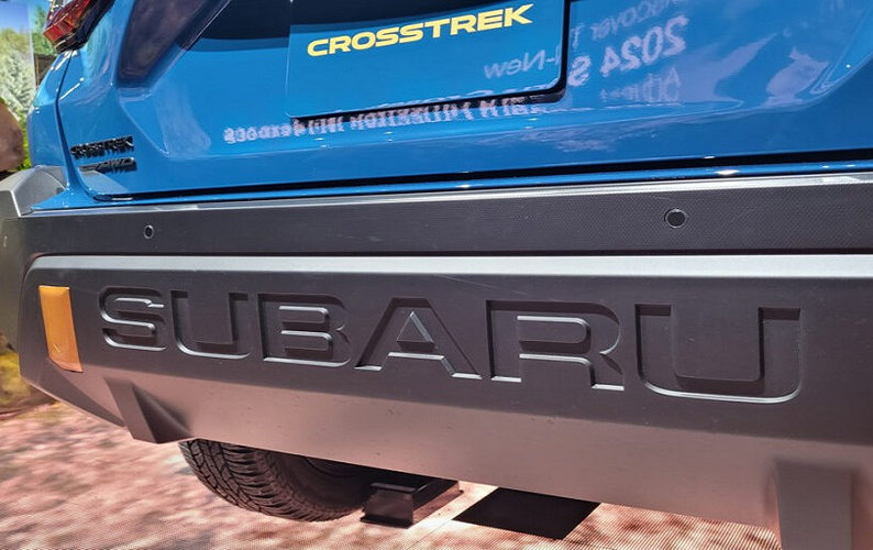 Trong khi đó, ốp trên cản sau được dập dòng chữ "Subaru" khá lớn. Chưa hết, Subaru Crosstrek Wilderness 2024 còn có đền sương mù LED hình lục giác, đề-can chống chói mắt trên nắp ca-pô, logo Wilderness ở cửa trước/cửa cốp và baga nóc hình thang, có thể chịu được trọng lượng 80 kg khi xe chạy và 318 kg khi xe đứng yên.