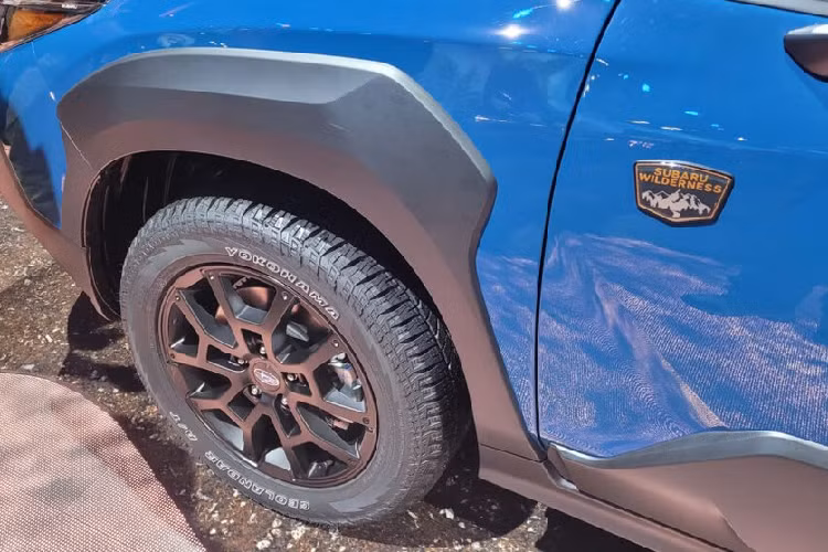 Trong khi đó, sự có mặt của bộ tản nhiệt dầu giúp gấp đôi sức kéo của Subaru Crosstrek Wilderness 2024 lên 1.588 kg. Bên trong xe là không gian nội thất được thiết kế theo hơi hướng thực dụng. 