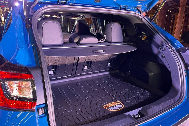 Tất nhiên, nội thất của Subaru Crosstrek Wilderness 2024 cũng không thiếu những trang bị tiện như chìa khóa thông minh, ghế sưởi, sấy kính lái, đèn LED tiêu chuẩn. Nếu chi thêm tiền, khách hàng có thể trang bị cả cửa sổ trời chỉnh điện, ghế lái chỉnh điện và hệ thống âm thanh Harman Kardon. 