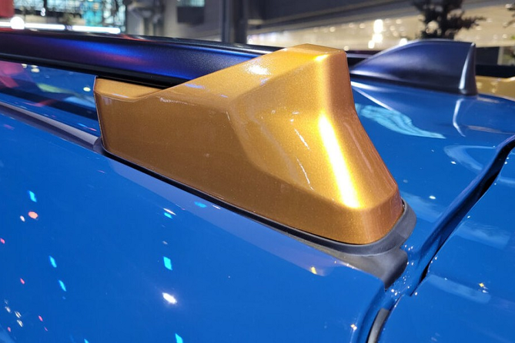 Điểm nhấn đập vào mắt đầu tiên của mẫu SUV cỡ B này chính là ốp nhựa màu đen xung quanh thân xe, từ cản trước, cản sau, hốc bánh cho đến cửa bên sườn.