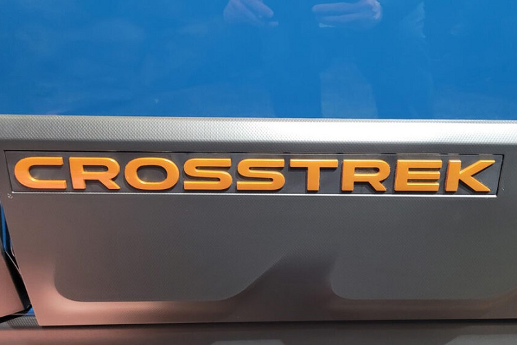 Thêm vào đó là những điểm nhấn màu vàng kim như trên cản trước, cản sau, baga nóc và logo "Crosstrek" trên sườn xe. Tiếp theo đó là tấm ốp gầm bằng kim loại bên dưới đầu xe nhằm bảo vệ khối động cơ Boxer của mẫu SUV cỡ B này.