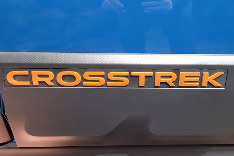 Thêm vào đó là những điểm nhấn màu vàng kim như trên cản trước, cản sau, baga nóc và logo "Crosstrek" trên sườn xe. Tiếp theo đó là tấm ốp gầm bằng kim loại bên dưới đầu xe nhằm bảo vệ khối động cơ Boxer của mẫu SUV cỡ B này.