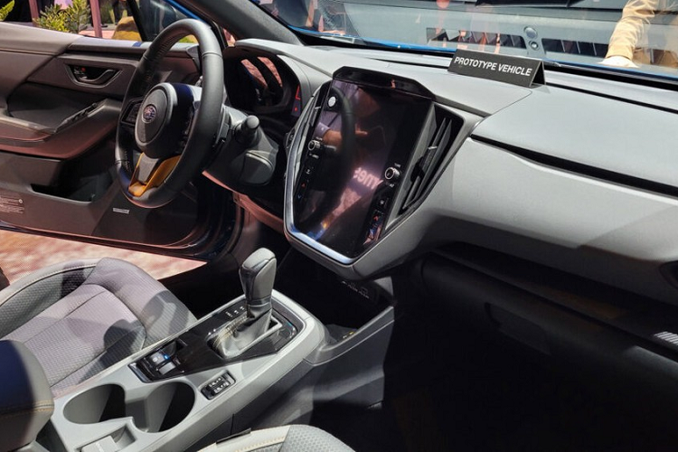 Bên cạnh đó là bộ lốp chạy mọi địa hình Yokohama Geolandar, bộ vành hợp kim 17 inch, góc thoát, góc tiếp cận và góc vượt đỉnh dốc đều được cải thiện. 