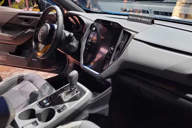 Bên cạnh đó là bộ lốp chạy mọi địa hình Yokohama Geolandar, bộ vành hợp kim 17 inch, góc thoát, góc tiếp cận và góc vượt đỉnh dốc đều được cải thiện. 